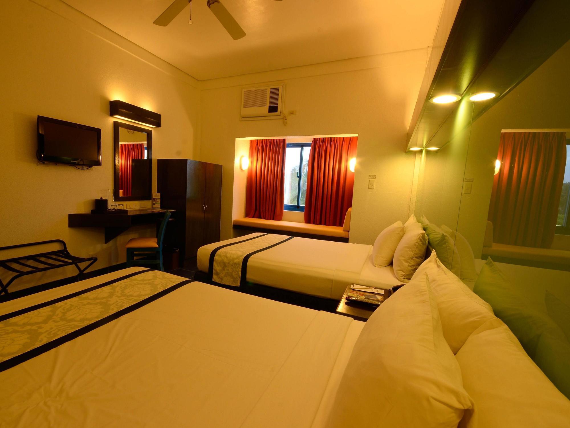 Microtel By Wyndham Puerto Princesa Esterno foto