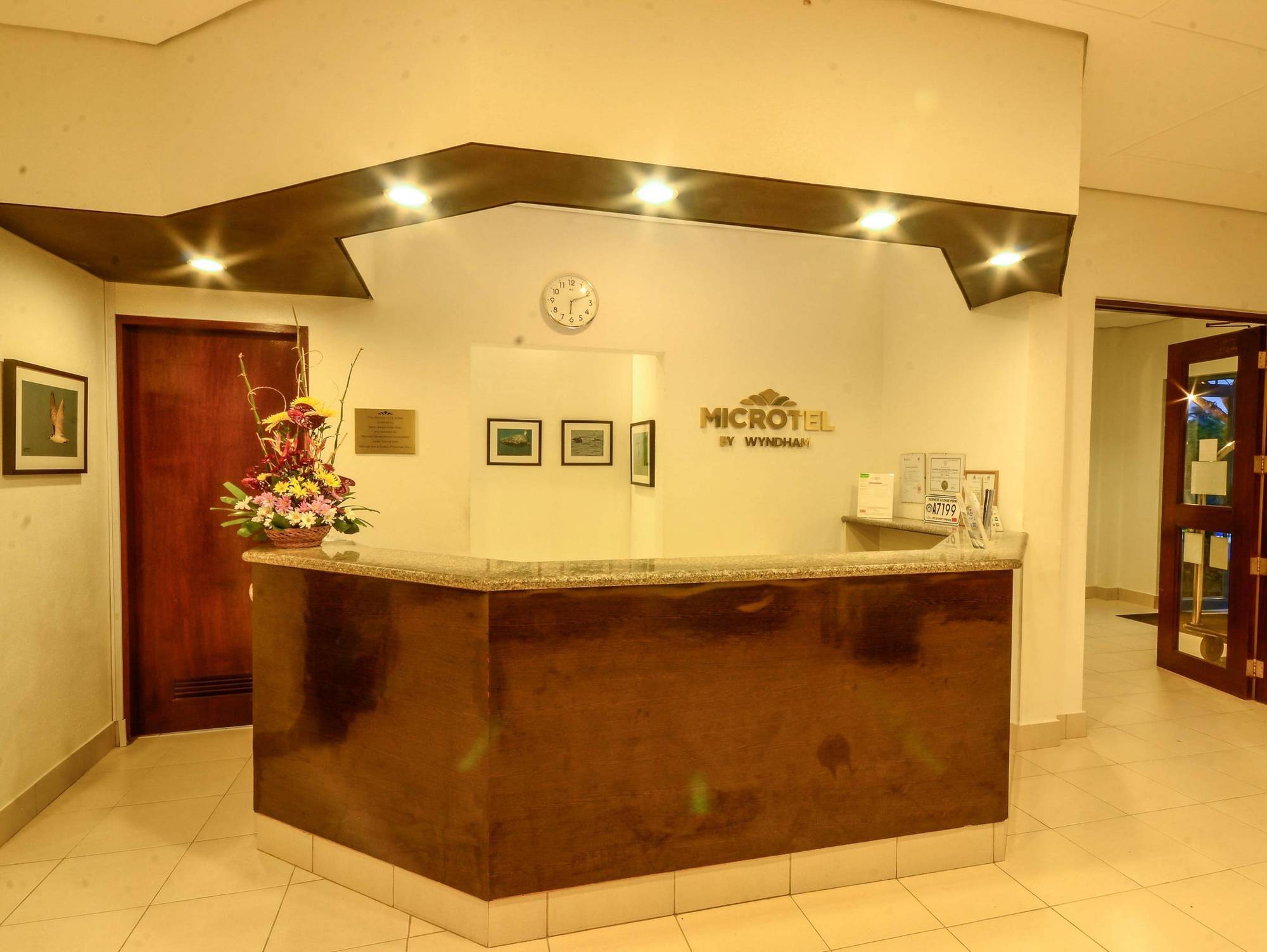 Microtel By Wyndham Puerto Princesa Esterno foto