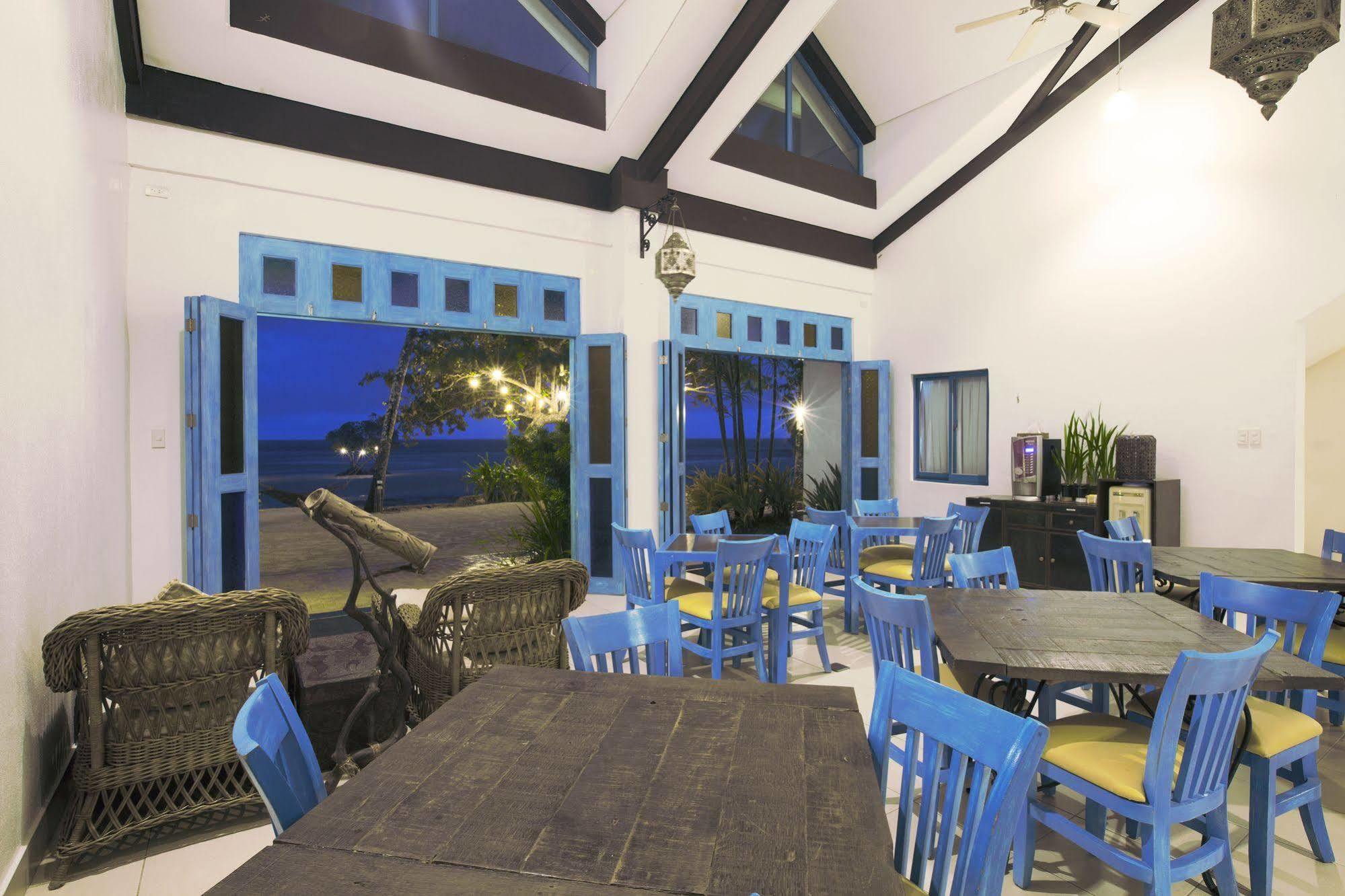 Microtel By Wyndham Puerto Princesa Esterno foto