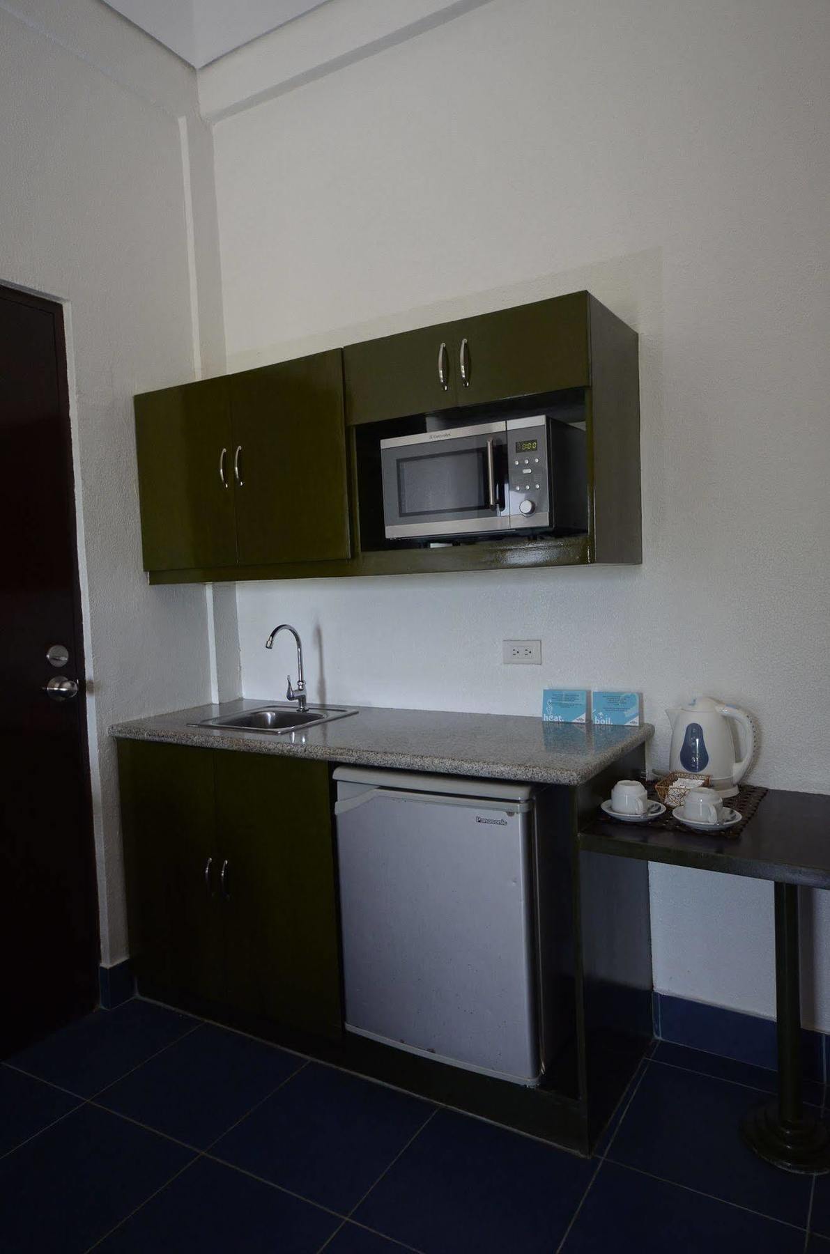 Microtel By Wyndham Puerto Princesa Esterno foto