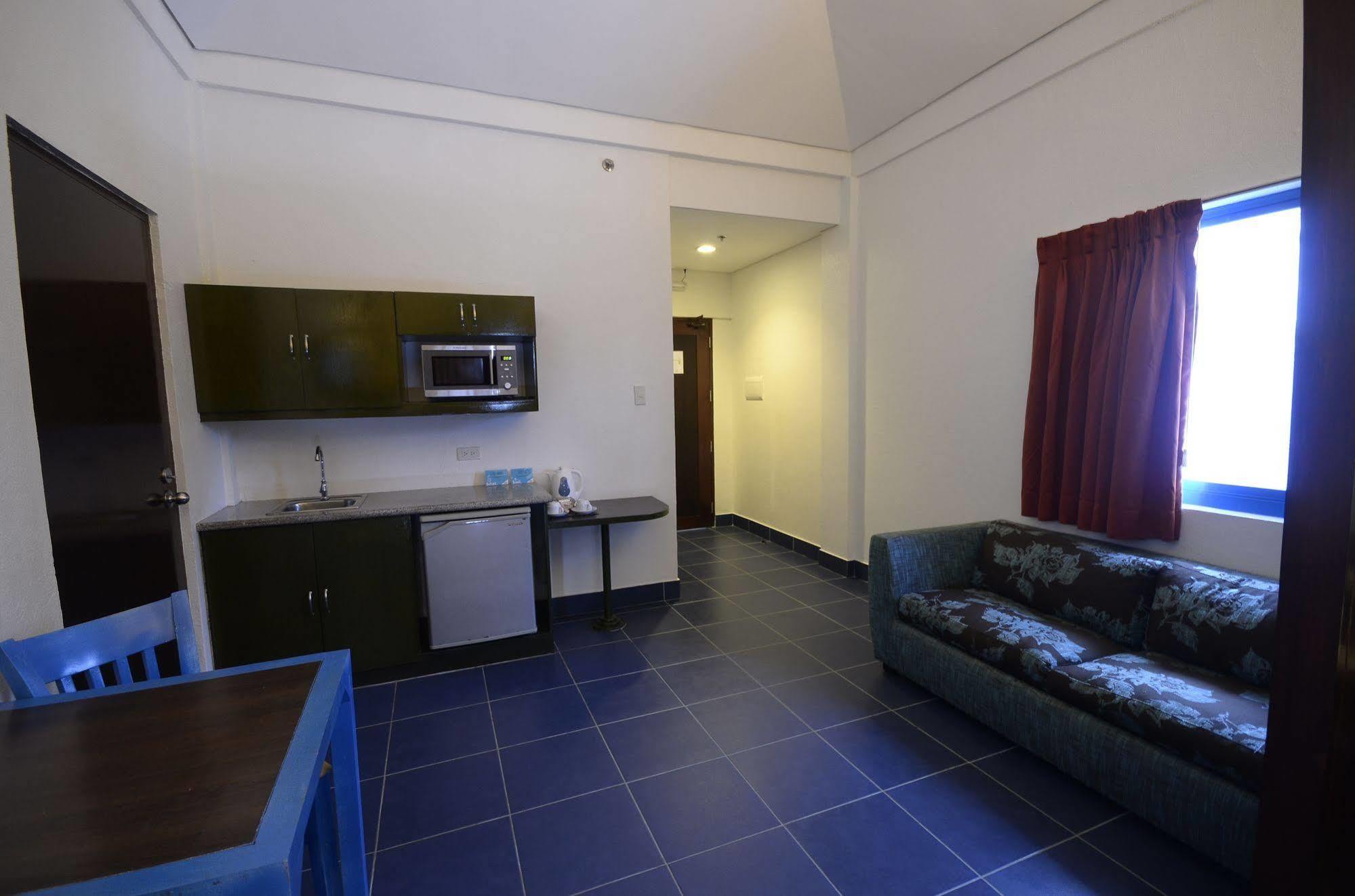 Microtel By Wyndham Puerto Princesa Esterno foto