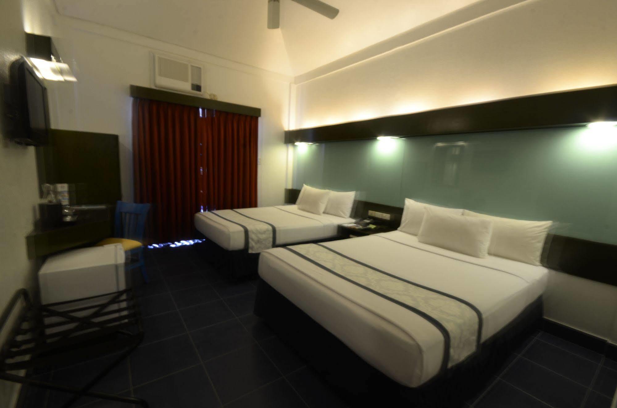 Microtel By Wyndham Puerto Princesa Esterno foto