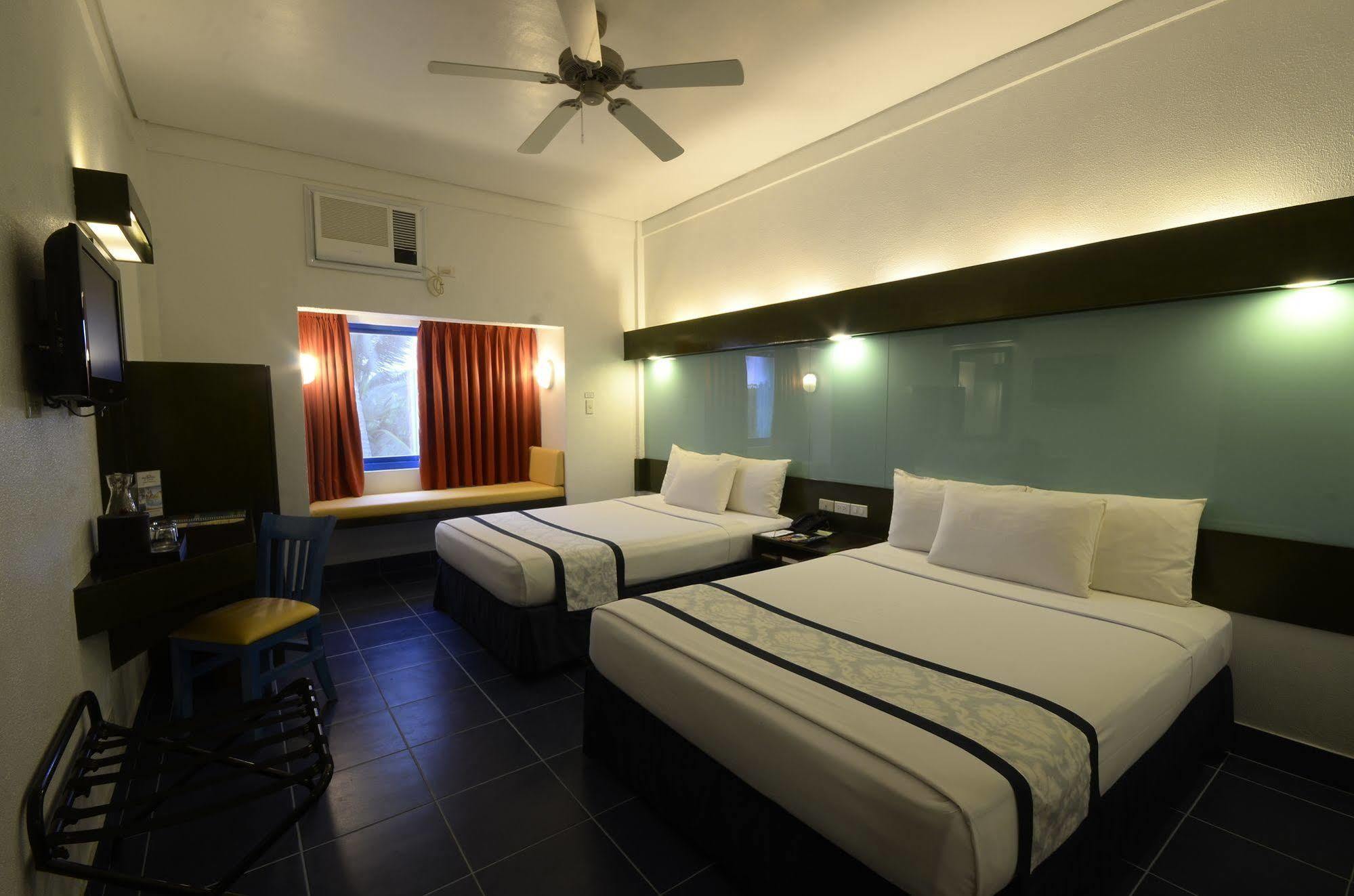 Microtel By Wyndham Puerto Princesa Esterno foto