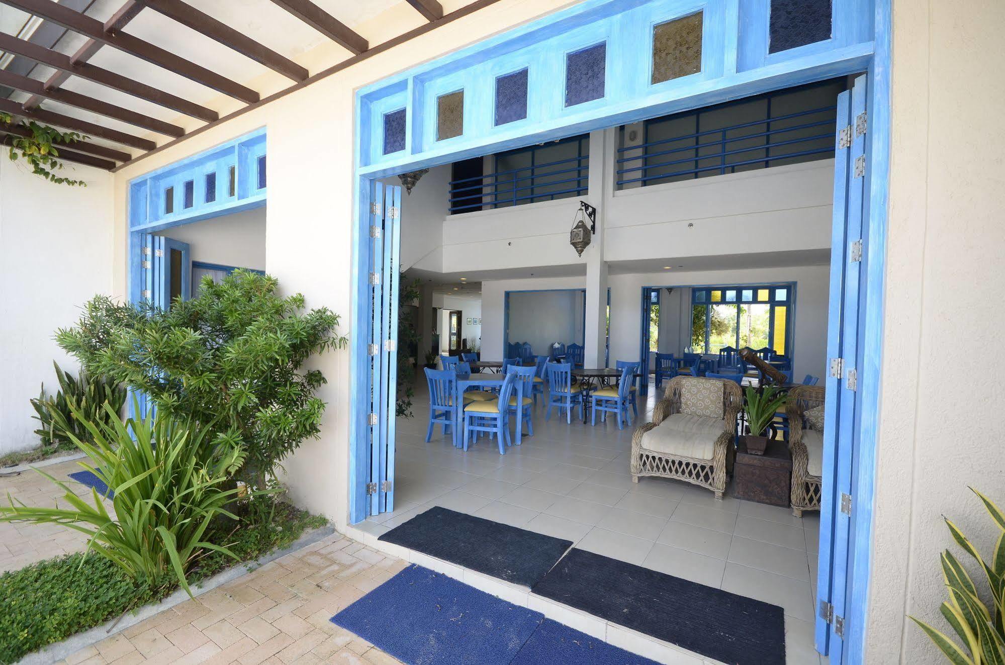 Microtel By Wyndham Puerto Princesa Esterno foto