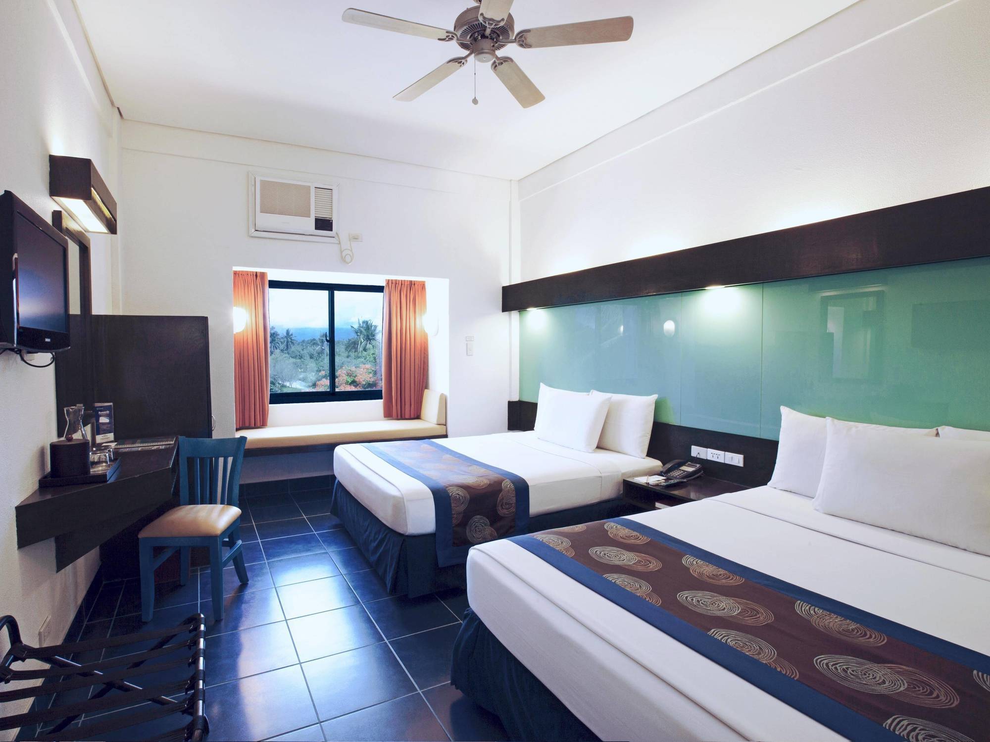 Microtel By Wyndham Puerto Princesa Esterno foto